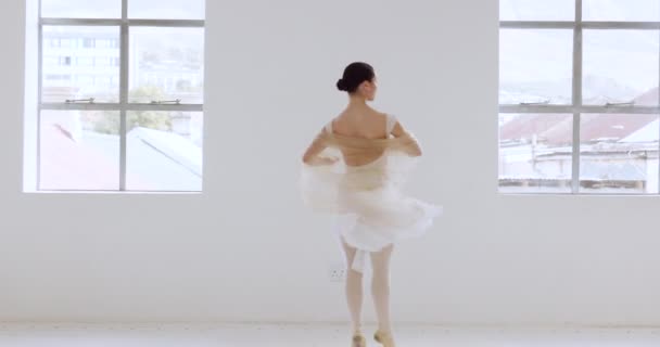 Mujer Ballet Bailarina Artista Dando Vueltas Creativo Estudio Arte Blanco — Vídeos de Stock