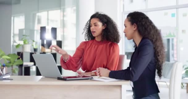 創造的な 計画およびマーケティングの考えのためのオフィスのラップトップ 訓練およびビジネス女性 チームワーク コーチング オンラインプロジェクトの女性チーム スタートアップ企業提案のためのレビューまたはKpiデータ分析 — ストック動画