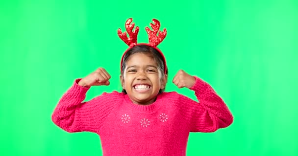Портрет Різдво Гнучкість Дівчиною Зеленому Тлі Студії Показуючи Біцепсні Язи — стокове відео