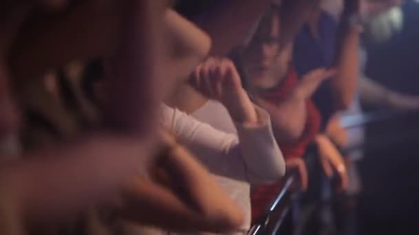 Konzert Party Und Weibliches Publikum Bei Einem Tanzfestival Das Rock — Stockvideo