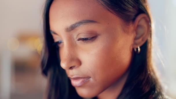Çözüm Proje Yönetimi Için Çalışan Bir Kadının Görüntüsü Okuması Yüzü — Stok video