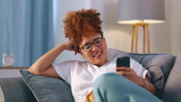 Wanita Kulit Hitam Telepon Dan Berpikir Tentang Meme Lucu Sofa — Stok Video