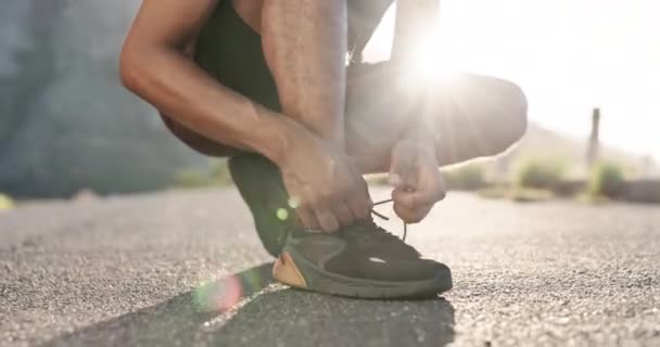 Fitness Homem Mãos Amarrando Sapatos Preparação Para Exercício Corrida Treinamento — Vídeo de Stock