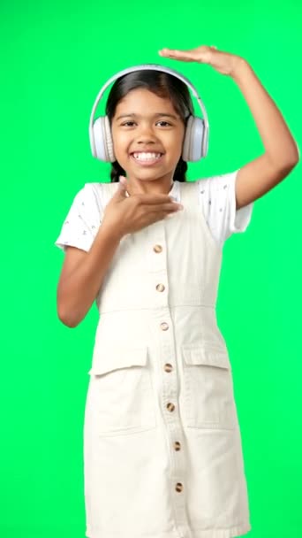 Portrét Hudba Tanec Dívkou Zeleném Pozadí Obrazovky Studiu Streaming Audio — Stock video