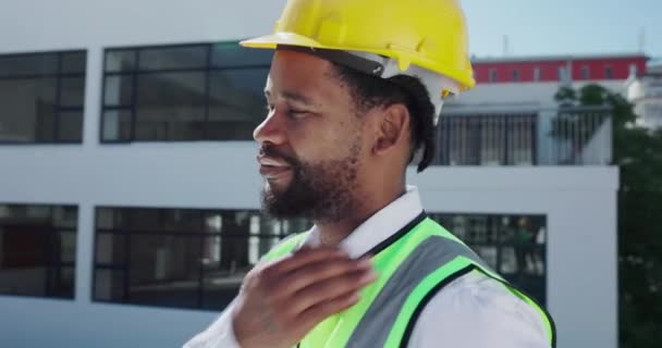 Burnout Pekerja Konstruksi Lelah Dan Afrika Dengan Nyeri Leher Membangun — Stok Video