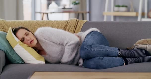 Período Dor Segurando Estômago Mulher Sofá Deitado Para Descansar Recuperar — Vídeo de Stock