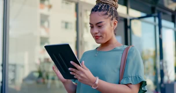 Tablet Ευτυχισμένη Γυναίκα Και Πόλη Μετακινηθείτε Web App Απευθείας Σύνδεση — Αρχείο Βίντεο