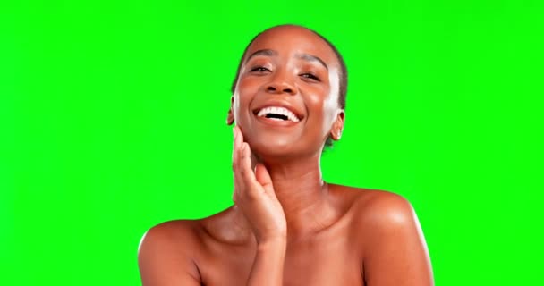 スキンケア 化粧品 皮膚科のための緑の画面上の顔に黒い女性 美しさと手 笑顔で顔 セルフケアと滑らかな肌の輝きのためのスタジオでの美的女性モデルの肖像 — ストック動画