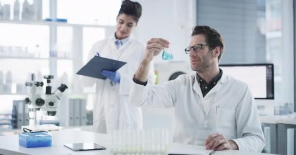Cientista Químicos Experimentam Escrever Notas Laboratório Para Pesquisa Exame Testes — Vídeo de Stock