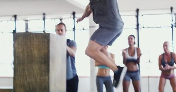 Fitness Hedeflerine Doğru Sıçra Spor Salonunda Boks Yaparken Genç Bir — Stok video