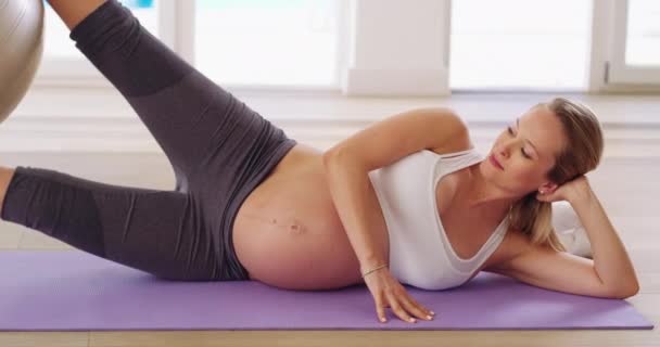 Hamilelik Boyunca Fitness Seviyenizi Koruyun Hamile Bir Kadının Evde Spor — Stok video
