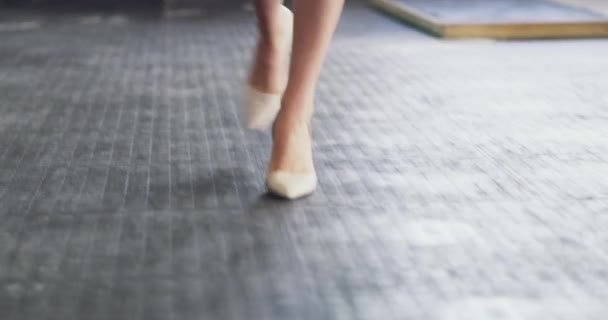 Shoes Business Woman Walking Arriving Leaving Work Alone Office Work — 图库视频影像