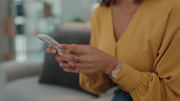 Digitação Sofá Mãos Mulher Com Telefone Para Mensagem Texto Bate — Vídeo de Stock