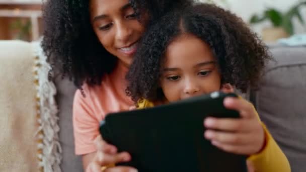 Aprendizagem Mãe Menina Com Tablet Sofá Casa Sala Estar Cuidados — Vídeo de Stock
