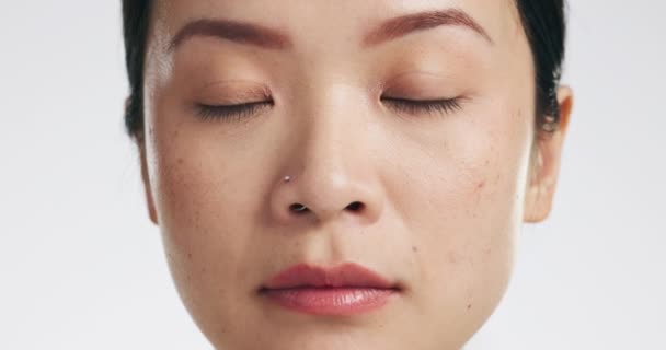 스킨케어 화장품 만족을 스튜디오에 아시아인 여성의 깨끗하고 자연스럽고 스파를 배경에 — 비디오