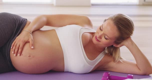 Bebek Bundan Hoşlandı Hamile Bir Kadının Antrenmandan Sonra Yoga Minderinde — Stok video