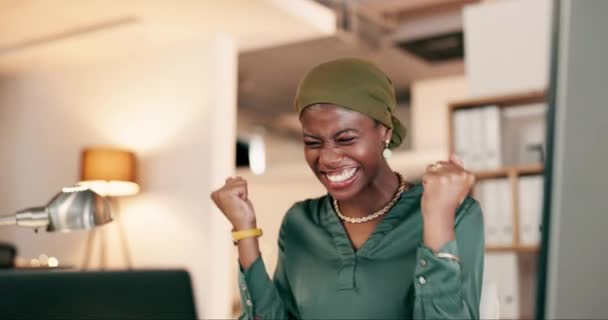 Winning Yes Happy Woman Laptop Night News International Success Nigeria — Stock Video
