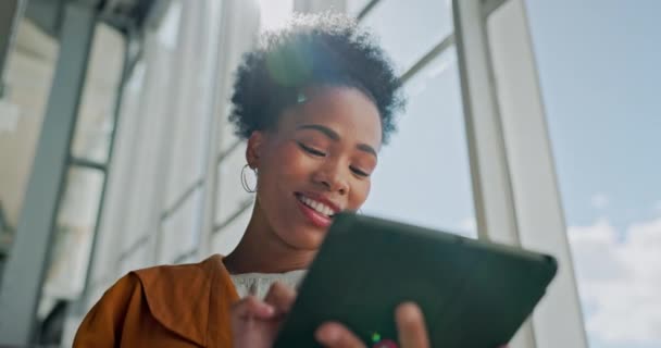 黑人妇女 面对企业和平板与领导和技术 专业的数字营销或网页设计 数字信息 与科技界和商界的女性高管一起输入电子邮件 — 图库视频影像