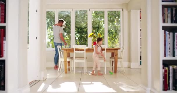 Rodzina Ojciec Dziewczyna Domu Sprzątanie Okien Zamiatanie Podłogi Pomoc Pracach — Wideo stockowe