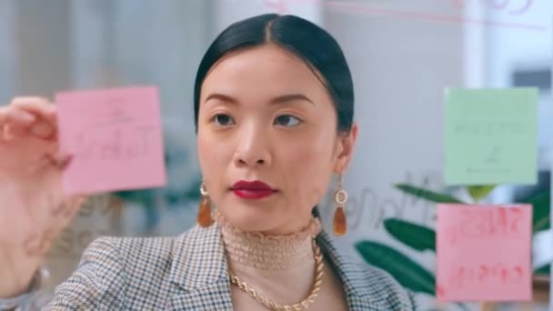 Asyalı Kadını Yazarlık Beyin Fırtınası Planlama Cam Tahtaya Yapışkan Bir — Stok video