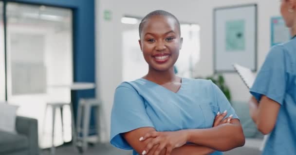 Krankenschwester Gesicht Oder Arme Gekreuzt Krankenhaus Für Uns Medizinische Lebensversicherung — Stockvideo