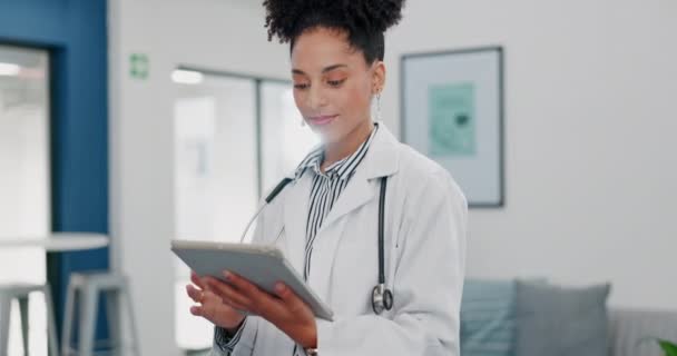 面部或妇女在繁忙医院的平板电脑上进行医疗规划应用 人寿保险药物或治疗研究 快乐或医疗保健工作者对外科领导技术的描述 — 图库视频影像