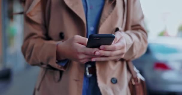 Nahaufnahme Hände Und Frau Mit Smartphone Stadt Und Verbindung Mit — Stockvideo