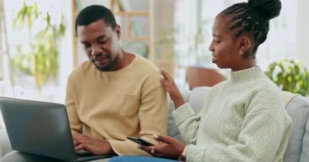 Pareja Negra Ríe Tecnología Hogar Jóvenes Felices Mirando Meme Divertido — Vídeo de stock
