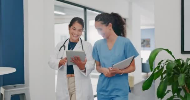 在繁忙的医院团队工作中 会说话的医生 散步或在平板电脑上护理 女性与外科笑话合作或结伴 在医疗科技迷因或喜剧中微笑 快乐或欢笑的医护人员 — 图库视频影像