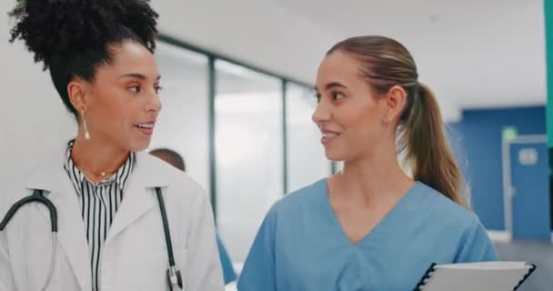 女医生 从事团队合作 护士合作或外科研究 在药物治疗的计划 沟通或讨论中的微笑 快乐或医护工作者 — 图库视频影像