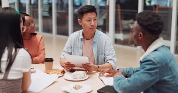 Komunikacja Lunch Notatnik Studenci Biorący Udział Projekcie Planistycznym Restauracji Kawiarni — Wideo stockowe