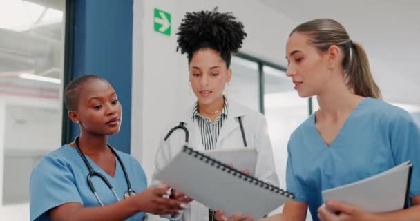 Doctors Nurses Women Tablet Documents Paper Diversity Meeting Help Collaboration — Stock Video
