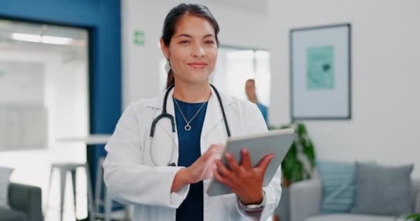 在繁忙的医院里 快乐的女性或医生在医疗保健服务 领导力和职业思维方面都面临着平板电脑的挑战 用于诊所工作管理的远程保健应用程序中的医疗专业人员或女性形象 — 图库视频影像