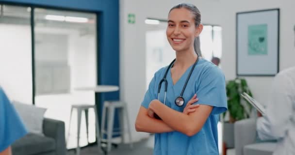 Rosto Orgulhoso Mulher Médica Hospital Movimentado Para Serviços Saúde Liderança — Vídeo de Stock
