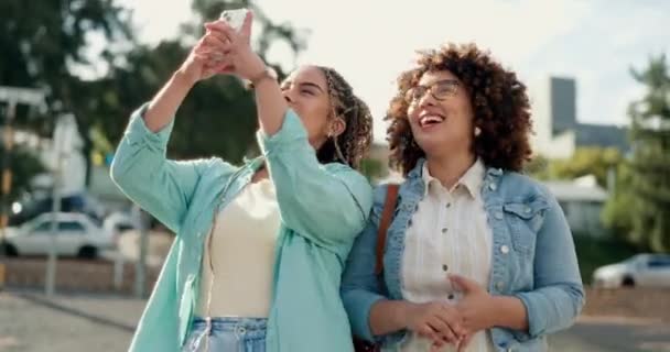 Amis Téléphone Selfie Dans Une Ville Pour Voyager Amuser Prendre — Video