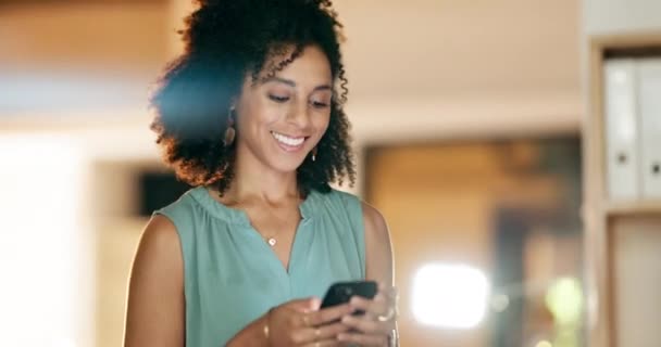 Boldog Éjszakai Üzlet Mobil Számítógépen Online Séta Irodában Női Alkalmazott — Stock videók