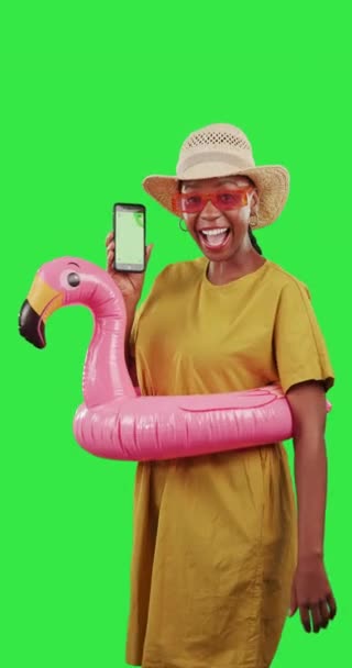 黑人妇女 电话和模拟绿色屏幕旅行或暑假在工作室背景 带智能手机应用程序或铬钥匙显示的快乐非洲女性的肖像 以度过有趣的假期 — 图库视频影像