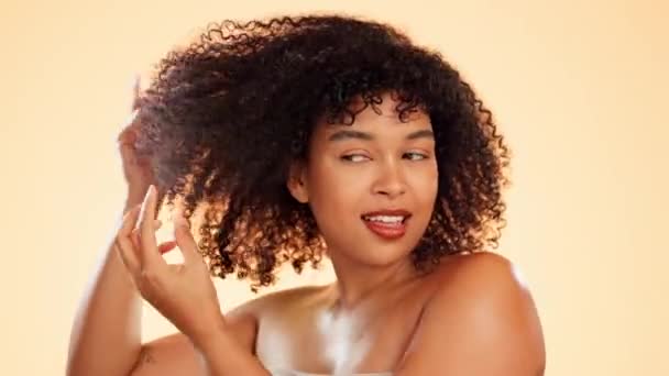 Cara Cuidados Com Cabelo Mulher Com Pente Afro Estúdio Isolado — Vídeo de Stock