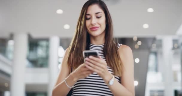 Телефон Деловая Женщина Ходить Офис Смс Проверка Электронной Почты Технология — стоковое видео
