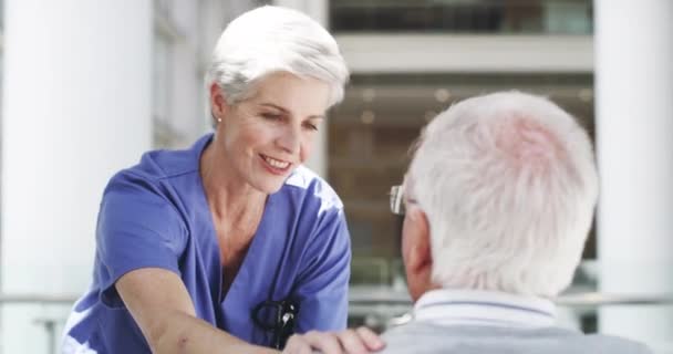 Cuidado Salud Abrazo Enfermera Con Paciente Mayor Hospital Para Atención — Vídeo de stock