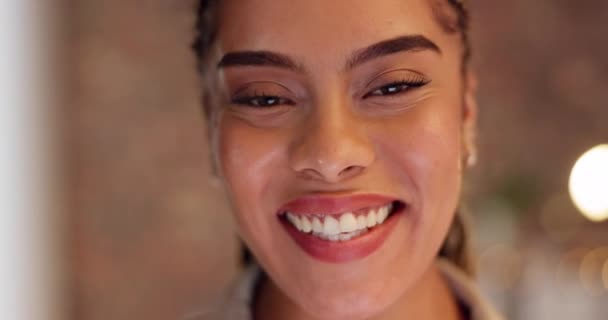 Avond Gezicht Glimlach Met Zwarte Vrouw Het Kantoor Voor Overwerk — Stockvideo