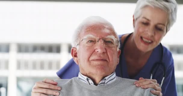Assistenza Sanitaria Disabilità Infermiere Che Abbracciano Paziente Anziano Una Sedia — Video Stock