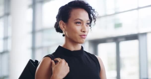 公司黑人妇女 有自信的行走和专业的办公室 工作场所或金融工作 年轻的非洲女商人 行政时尚或为成功 动力或职业远见而自豪的人 — 图库视频影像