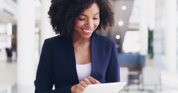 Планшет Прогулка Портрет Черной Женщиной Занимающейся Онлайн Исследованиями Офисе Работе — стоковое видео