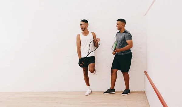 Niets Dan Glimlachen Dit Squashveld Twee Jonge Mannen Staan Samen — Stockfoto
