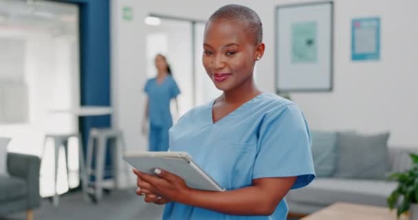 幸せな女性や黒い医師は 医療サービス リーダーシップと考え方のためのタブレットで忙しい病院で直面しています 診療管理のためのテレヘルスアプリ上の医療専門家や女性看護師の肖像 — ストック動画