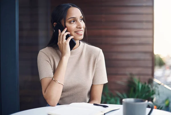 Aramana Çok Sevindim Çekici Genç Bir Kadını Ofisinde Çalışırken Telefonla — Stok fotoğraf