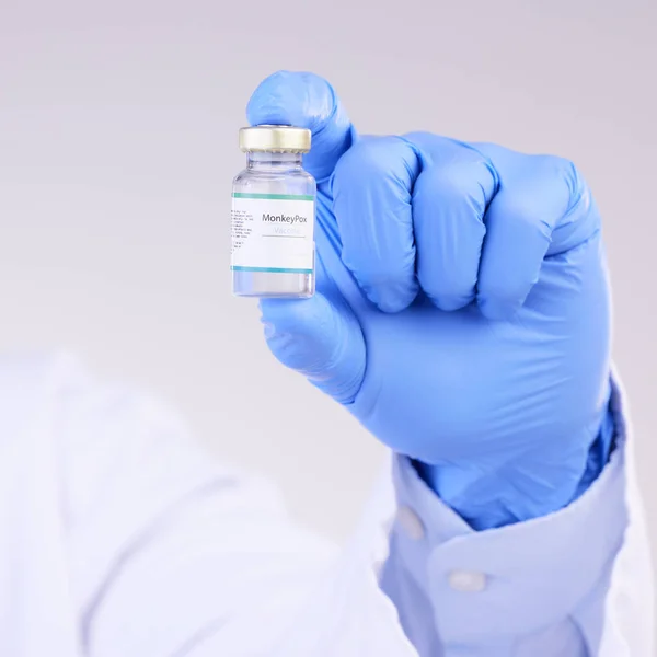 医生手和猴痘瓶 用于工作室的安全 医药和医疗创新 医疗病毒和药物研究用的疫苗 个人和液体瓶 — 图库照片