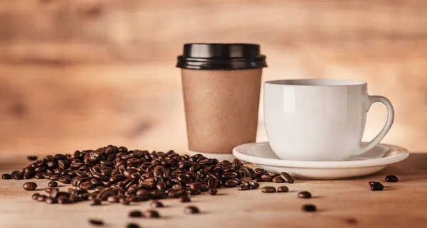 Kávé Mindenki Közös Legjobb Barátja Közelkép Egy Papírpohárról Teáscsészéről Kávébabbal — Stock Fotó