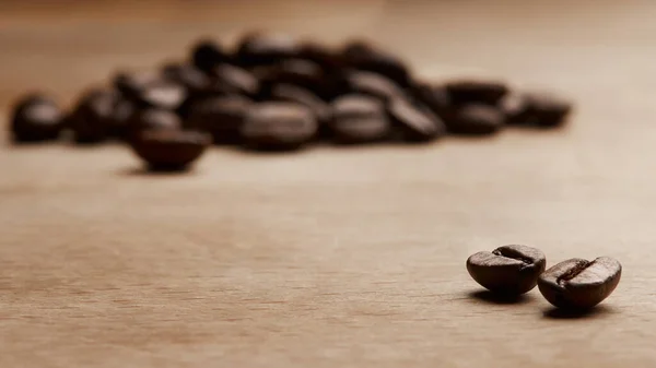 Kávé Mindent Megold Egy Kis Kávébab Egy Pulton — Stock Fotó